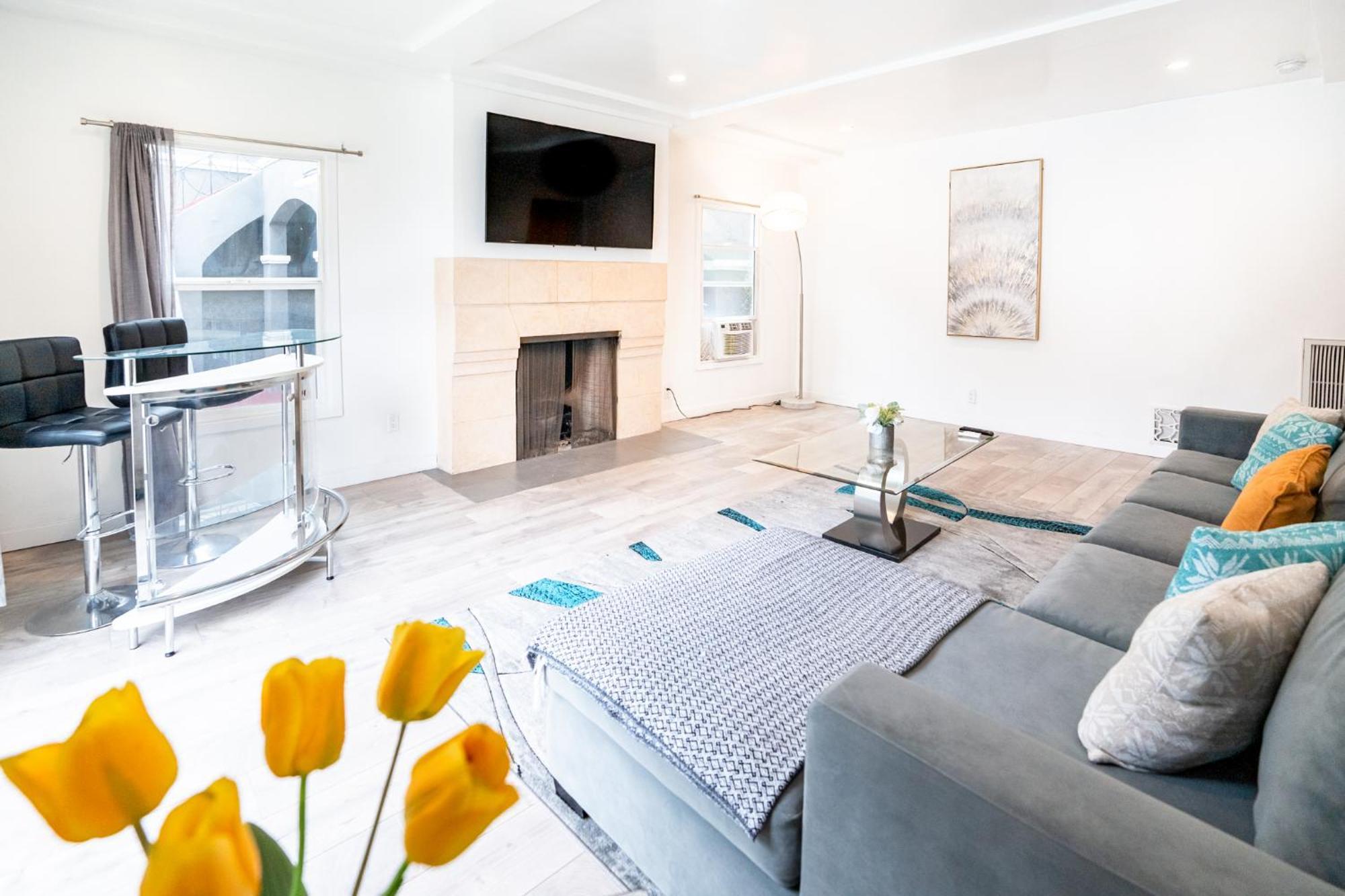 Spacious 3-bedroom 3-bathroom With 2-living By Beverly Hills Apartment *