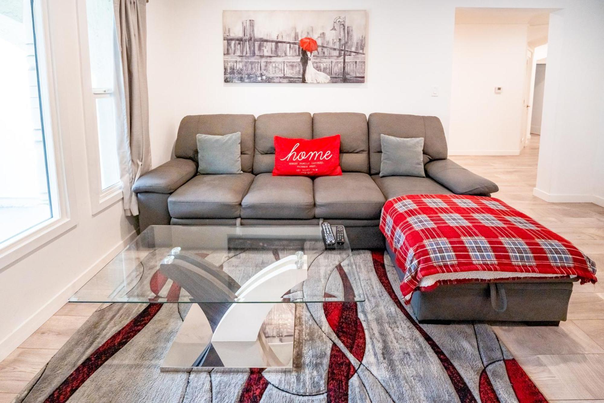 Spacious 3-bedroom 3-bathroom With 2-living By Beverly Hills